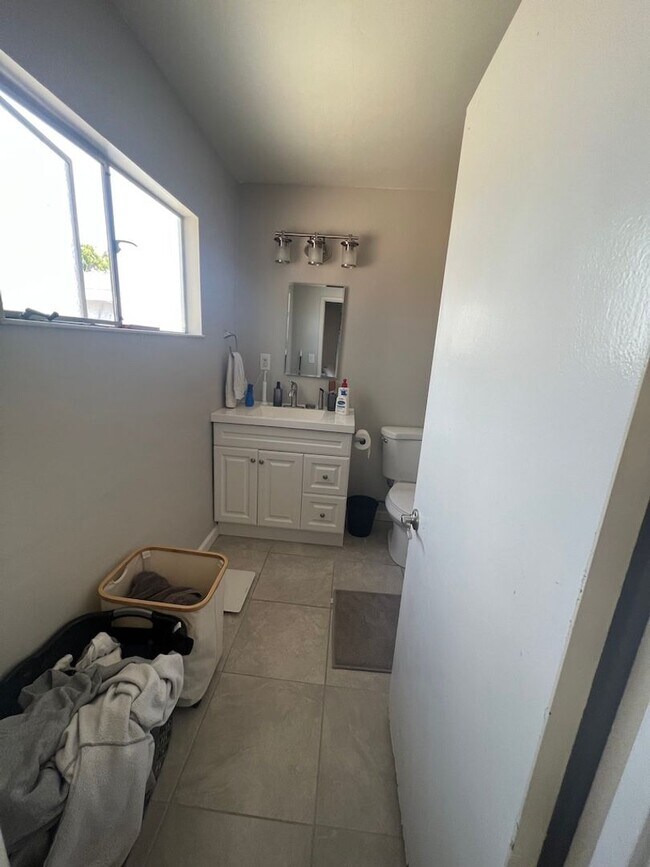 Building Photo - 10 bedrooms 7 bathrooms- 5 master bedrooms total!