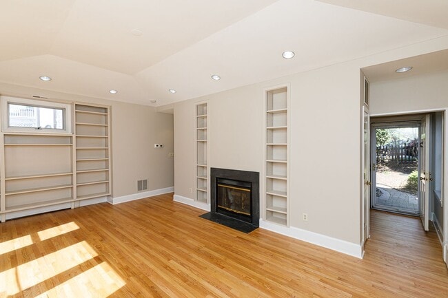 Building Photo - 1525 Elliot Pl NW