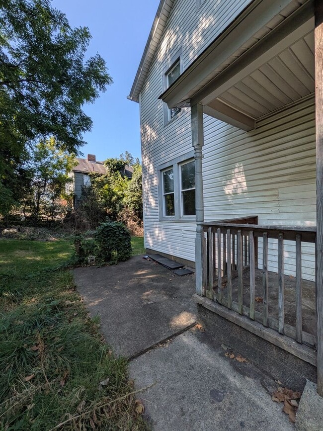 Building Photo - 1813 Converse St