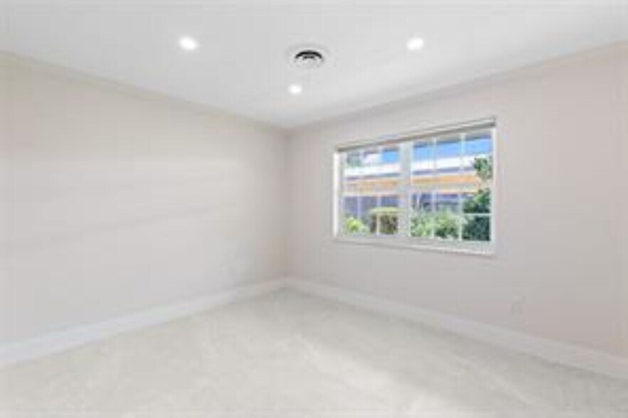 Building Photo - 2070 NE 54th Ct