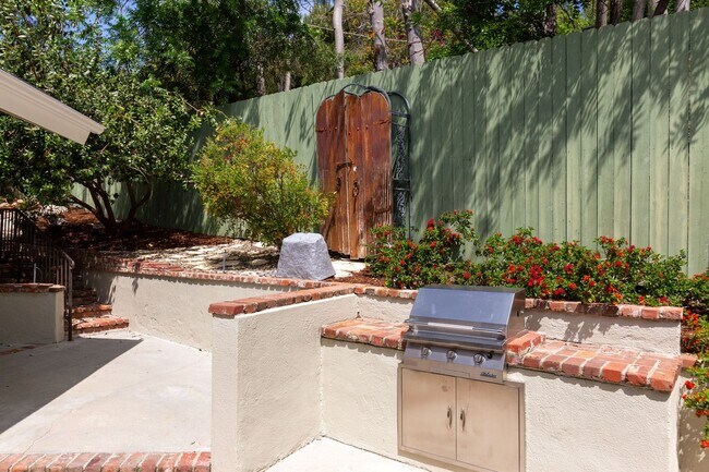Building Photo - Beautiful Tarzana Rental!
