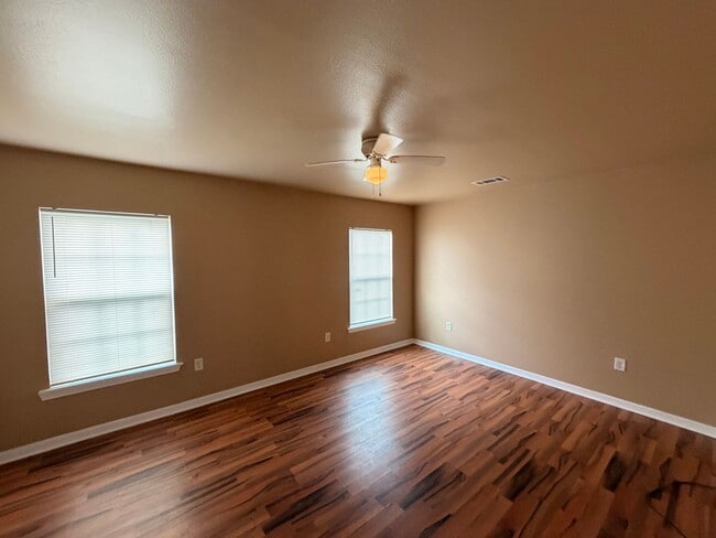 Building Photo - Charming Single