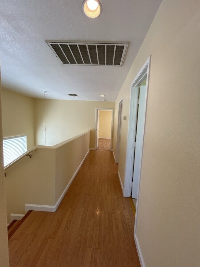 Building Photo - Experience luxurious living in this stunning 4-bedroom, 2.5-bathroom house