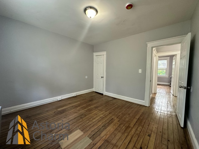 Building Photo - 4 bedroom 1 bath or 3 bedroom + den AVAILA...