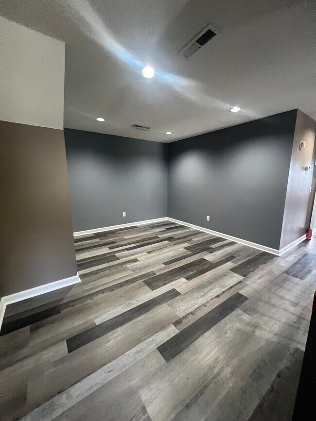 Building Photo - 5028 Dellwood Dr