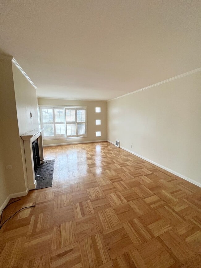 Building Photo - Spacious and Centrally Located, Pet Friend...