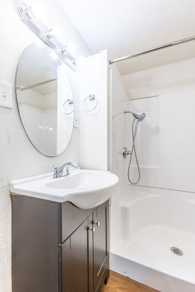 Building Photo - AVAILABLE OCTOBER 15th - Quirky 3+ Bedroom...