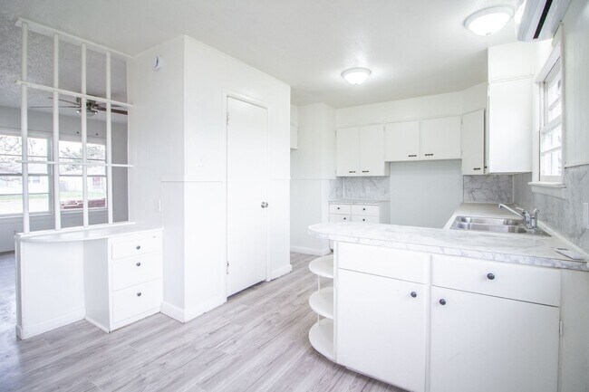 Building Photo - Updated 2 bed 1 bath home