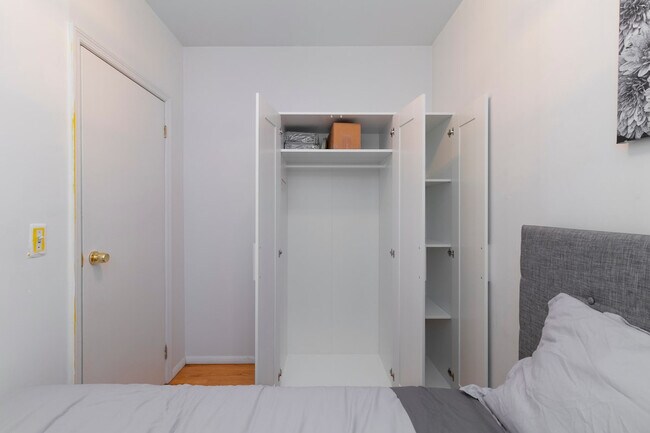 Building Photo - 331 E 92nd St