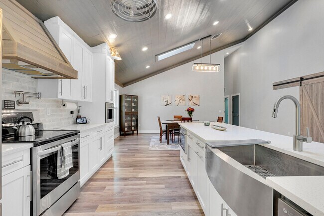 Building Photo - 600 Xanadu Pl