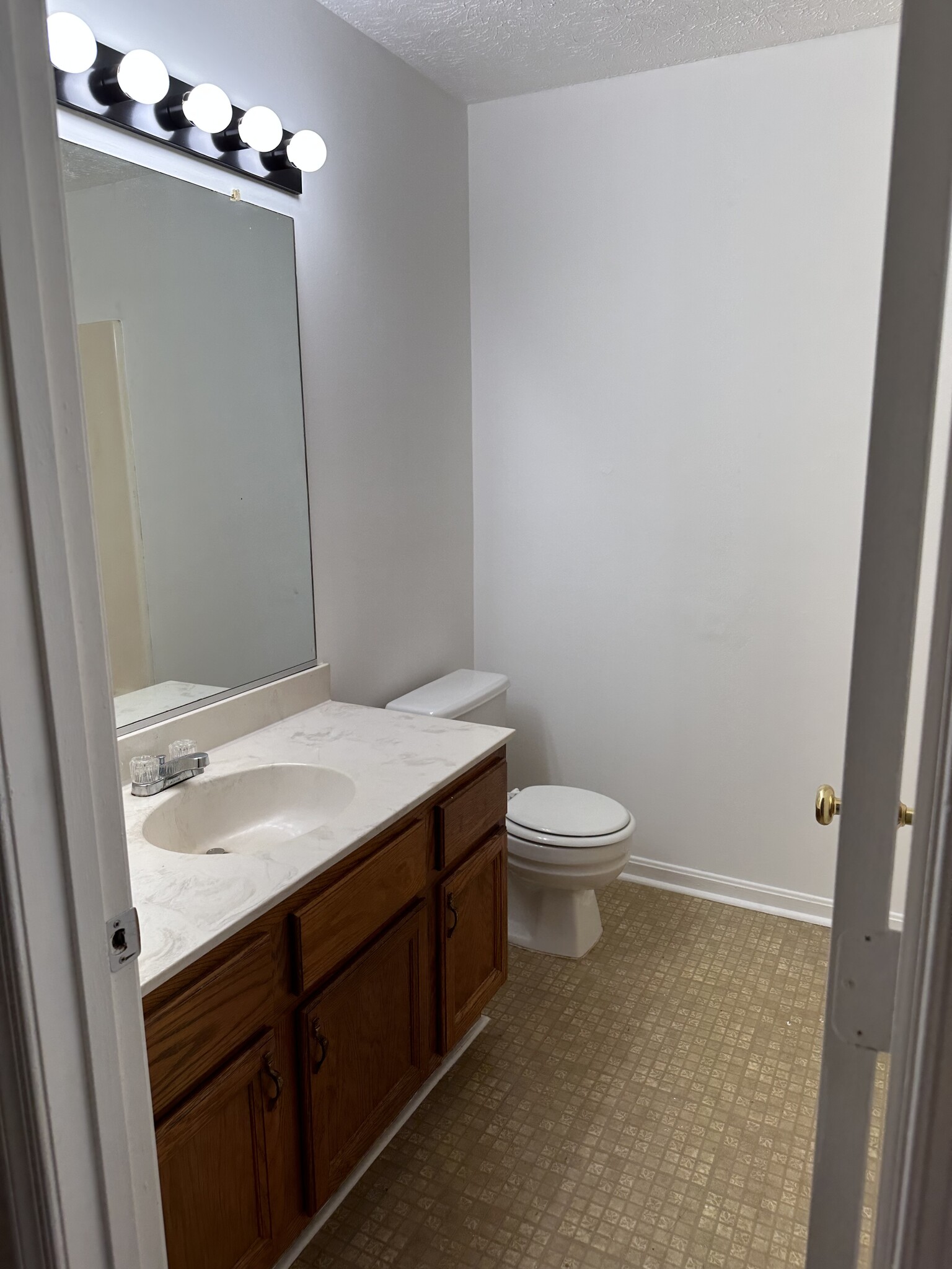 Hallway full bathroom upstairs - 117 Oak Moore Ct