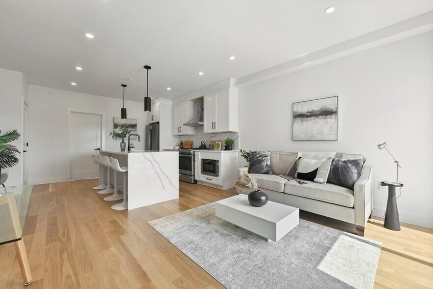 Building Photo - 142 Chelsea St