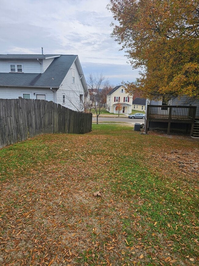 Building Photo - 1737 Moses Ave