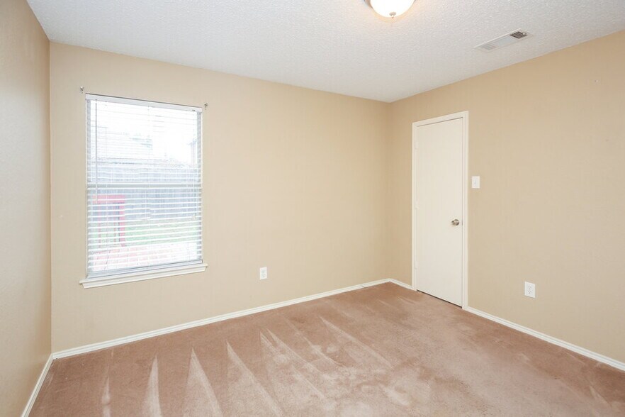 Building Photo - 908 Fenway Ln
