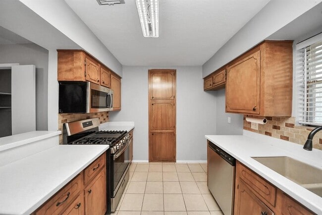 Building Photo - 2318 Hearne Dr