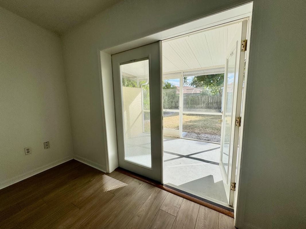 Building Photo - 2306 NE 5th Terrace