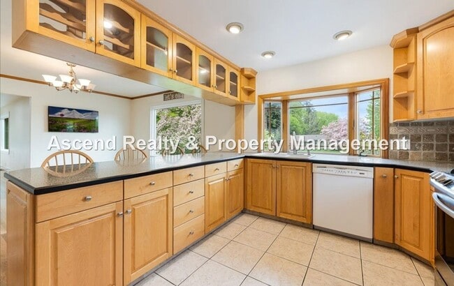 Building Photo - Available NOW! 3 Level 4bed/3bath Convenie...