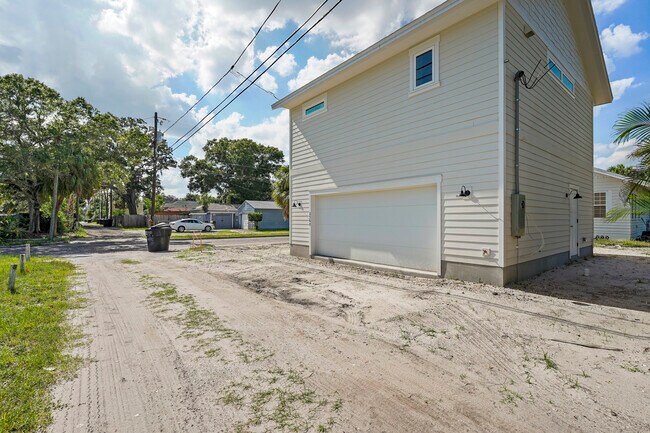 Building Photo - 2560 4th Ave S