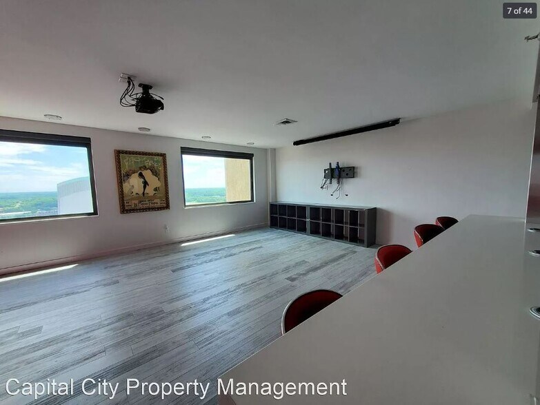 Building Photo - 700 Grand Ave