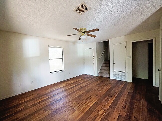 Building Photo - 2 Bedroom, 1.5 Bath Apartment In Lockhart