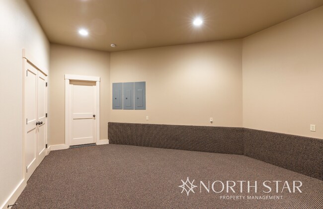 Building Photo - Gorgeous, Gated and Lake Front in Oregon City