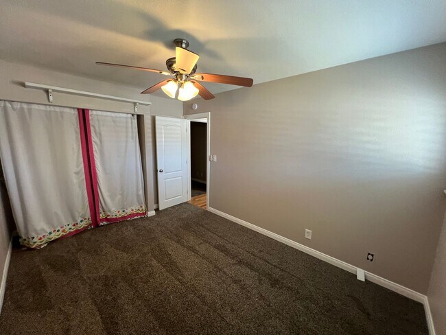 Building Photo - Great home with a Great Family Room