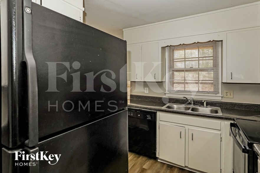 Building Photo - 3605 Carriage Way