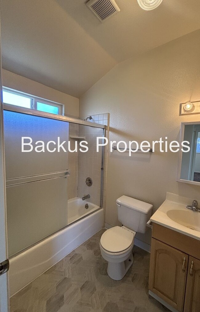 Building Photo - 325 Kings St