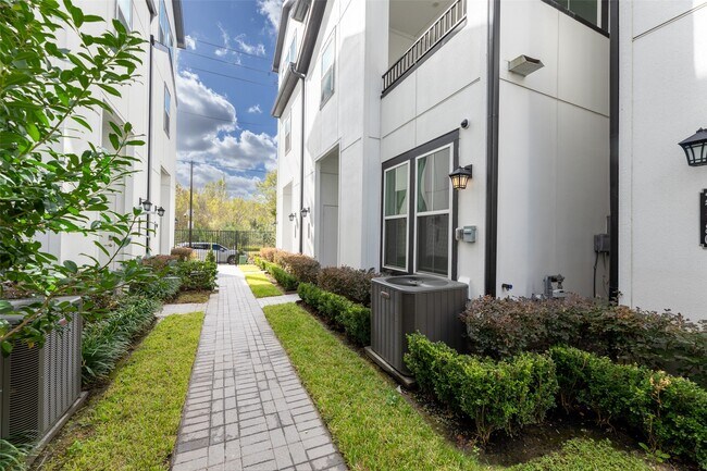 Building Photo - 2718 Grand Fountains Dr