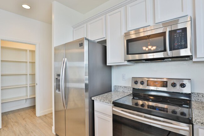 Building Photo - 548 E Vail Ln