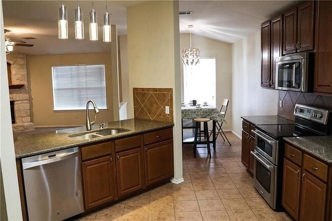 Building Photo - 100 S Creek Bend Dr