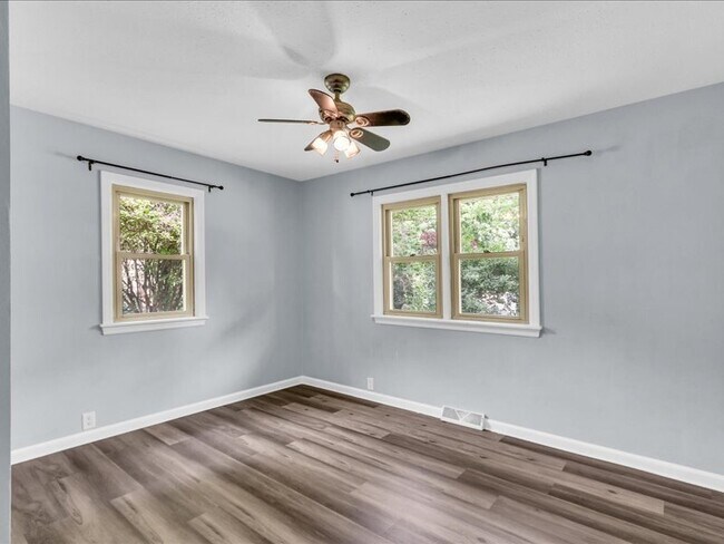 Building Photo - 615 Breen Dr