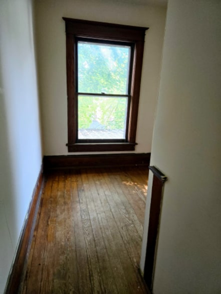 Building Photo - 382 Pine St