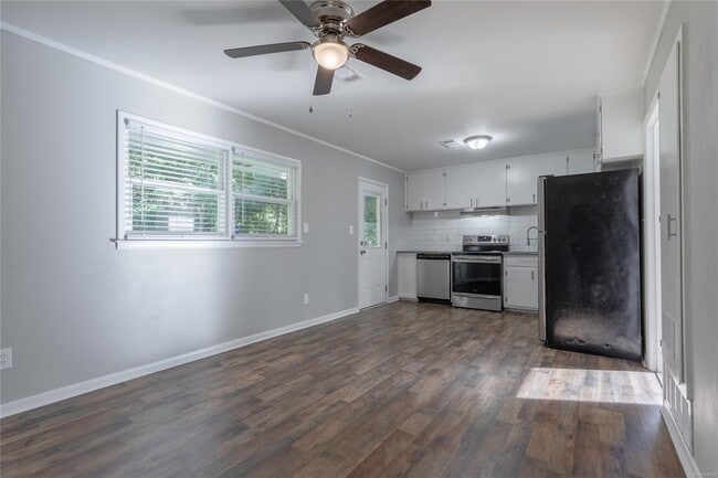 Building Photo - 221 Moncrief St