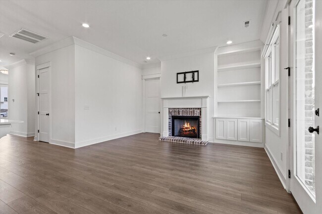 Building Photo - Charming and Spacious 4-Bedroom Home with Bonus Room and Private Backyard