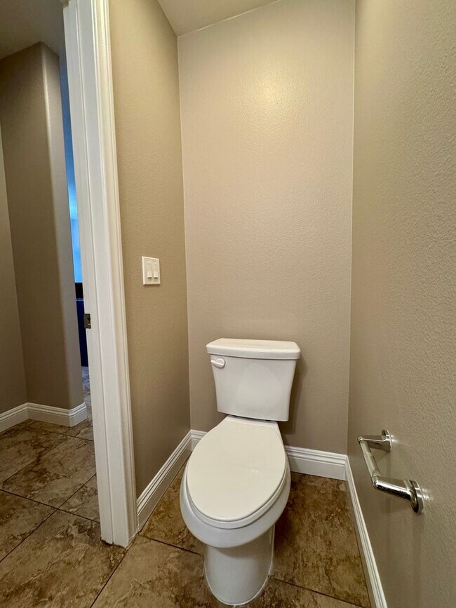 Building Photo - 3 Bed 2.5 Bath plus extra room Townhouse Style Condo / Attached 2 Car Garage