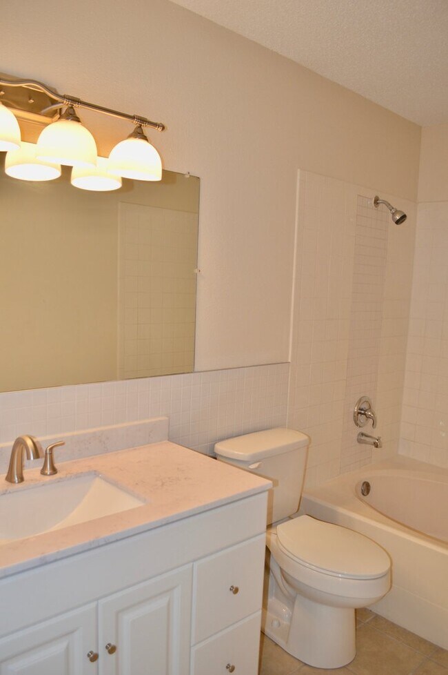 Building Photo - Beautifully updated move-in ready 3/2.5