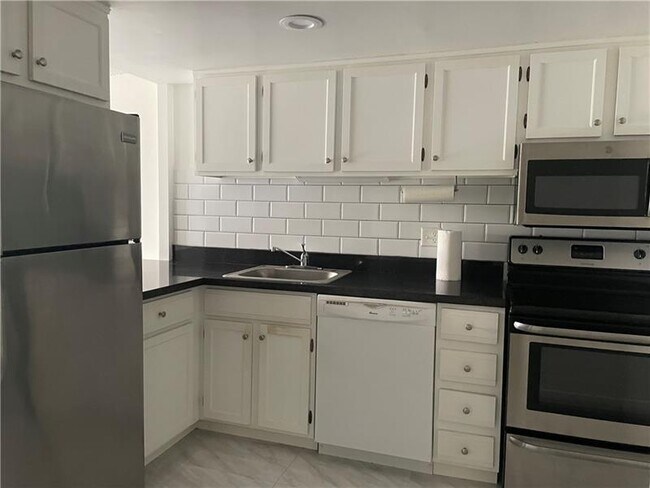 Building Photo - 3670 Inverrary Dr
