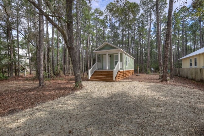 Building Photo - PRICE DEDUCTION! 1 Bedroom/ 1 Bathroom ava...