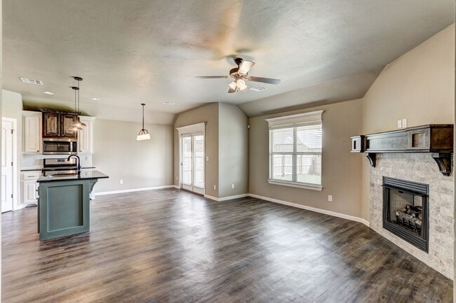 Building Photo - NEWER HOME IN MUSTANG SCHOOL DISTRICT AVAI...