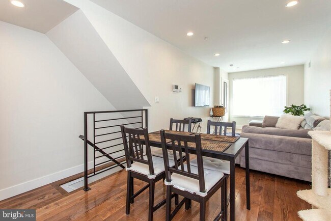 Building Photo - 2009 Oakford St