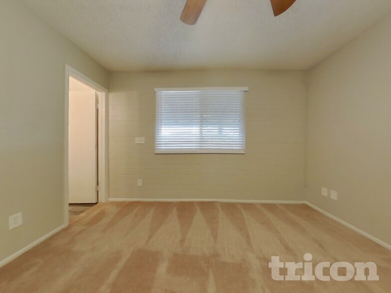 Building Photo - 4241 N 73rd Ln