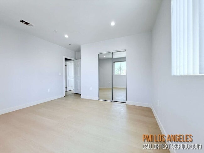 Building Photo - 206 1/2 E 87th