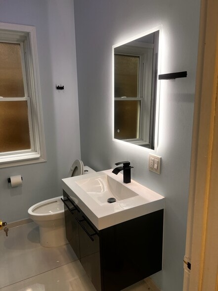 Building Photo - 6113 S Sacramento Ave