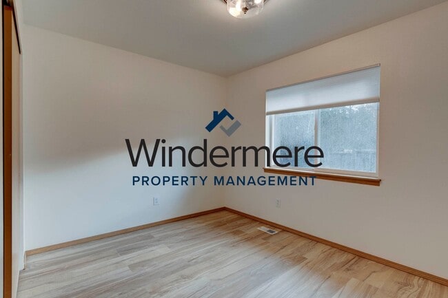 Building Photo - Single-Level 3 Bedroom Home with Fenced Yard