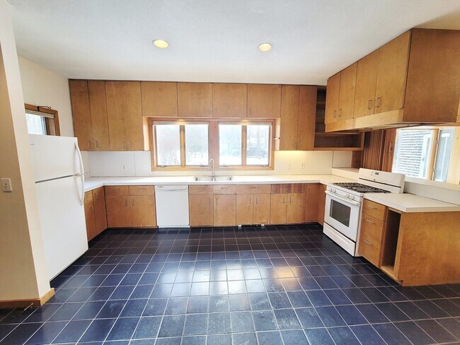 Building Photo - 46 Long Hill Rd