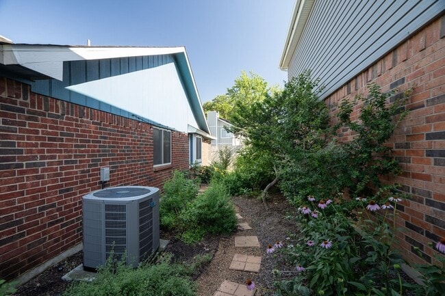 Building Photo - 1425 Thistlewood Ln