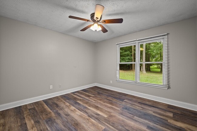 Building Photo - Updated 3BR Home on 1.36 Acres in Whitewater School District