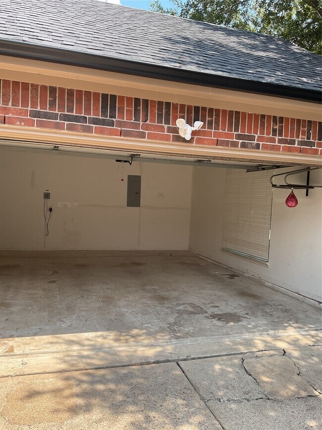 Building Photo - 12110 Shadowpoint Dr