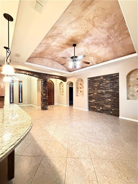 Building Photo - 1501 Granada Cir